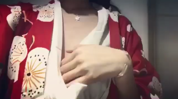 Em gái khẽ cởi kimono đỏ – làn da trắng lộ dần dưới ánh đèn