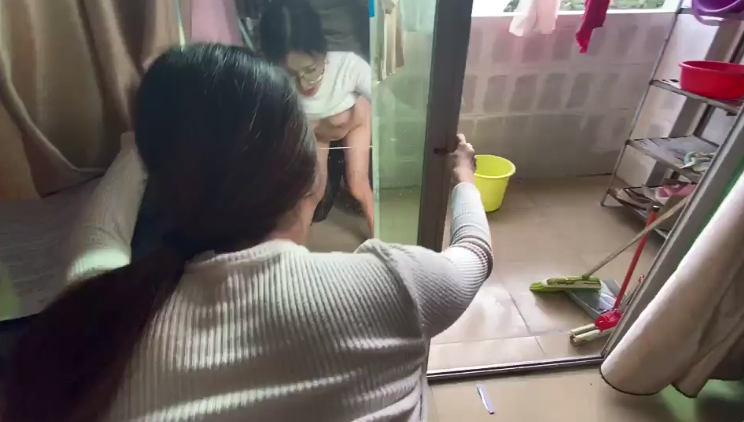 Em chống tay lên gương, mông run lên khi anh vào sâu