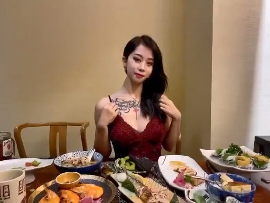 “Bữa tối của anh” – em nằm sẵn trên giường, không cần dọn món